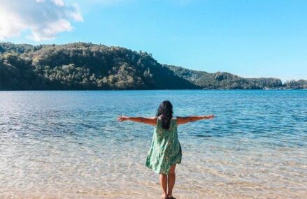 Pantai indah yang terletak di kepulauan Sulawesi Utara.