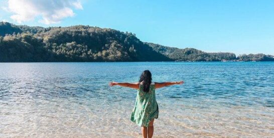Pantai indah yang terletak di kepulauan Sulawesi Utara.