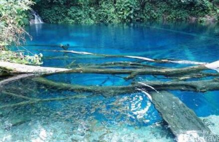 Danau Kaco Yang Mengeluarkan Cahaya Terang Menjelang Malam