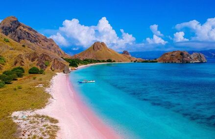 Destinasi Pantai Eksotis Yang Berkesan Hanya di Indonesia